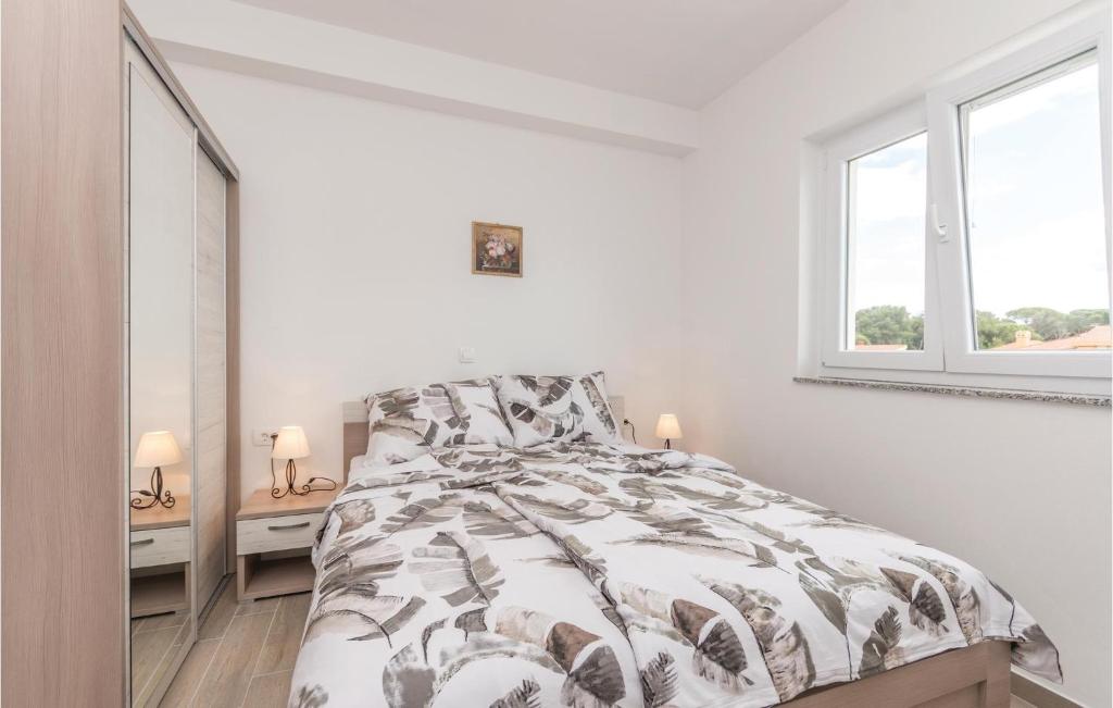 Postel nebo postele na pokoji v ubytování One-Bedroom Apartment In Biograd Na Moru