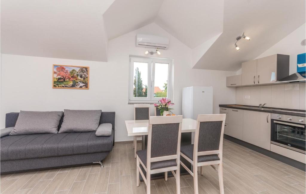 Kuchyň nebo kuchyňský kout v ubytování One-Bedroom Apartment In Biograd Na Moru
