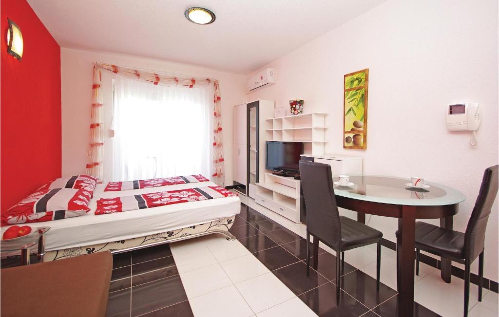Posteľ alebo postele v izbe v ubytovaní Studio Apartment In Makarska