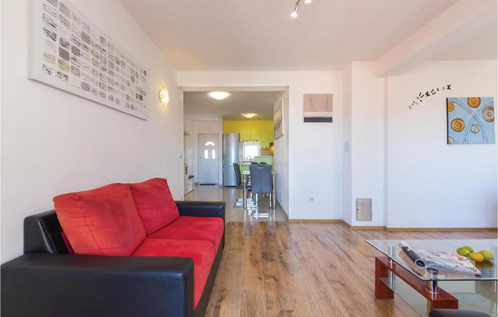 Posedenie v ubytovaní Three-Bedroom Apartment With Sea View In Baska Voda