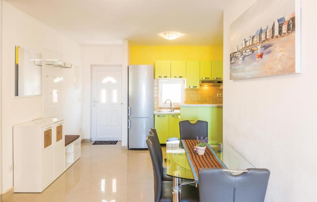 Kuchyňa alebo kuchynka v ubytovaní Three-Bedroom Apartment With Sea View In Baska Voda