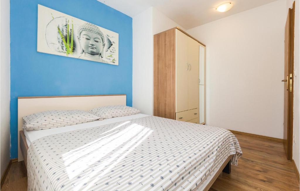 Posteľ alebo postele v izbe v ubytovaní Three-Bedroom Apartment With Sea View In Baska Voda