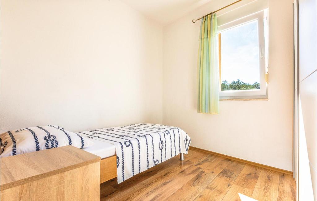 Posteľ alebo postele v izbe v ubytovaní Three-Bedroom Apartment With Sea View In Baska Voda