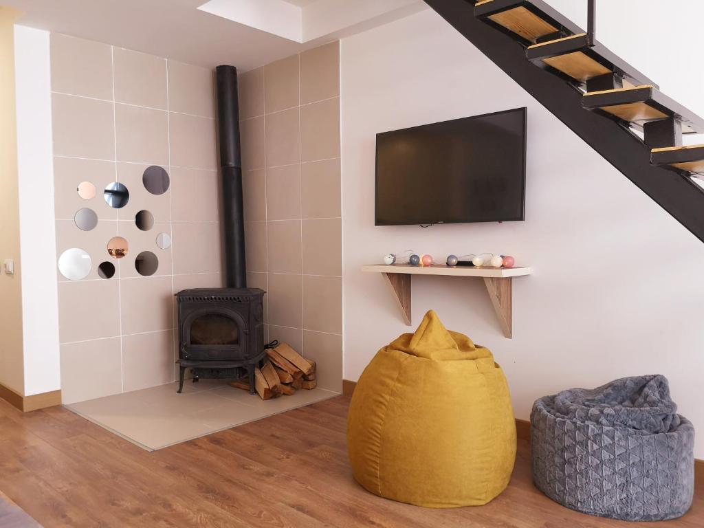 TV a/nebo společenská místnost v ubytování Gudauri Travel Chalets in New Gudauri