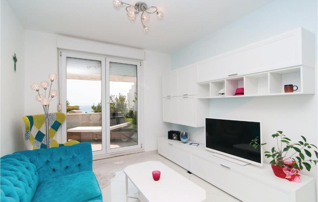 Televízia a/alebo spoločenská miestnosť v ubytovaní Apartment Split With Sea View 04