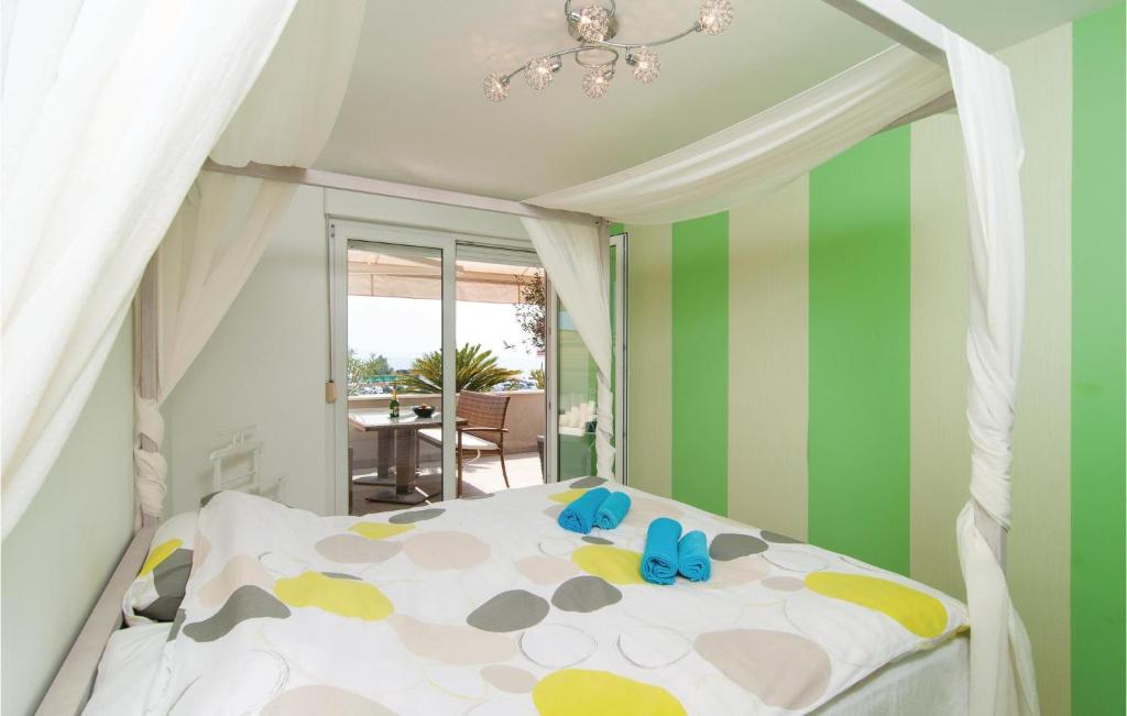 Posteľ alebo postele v izbe v ubytovaní Apartment Split With Sea View 04