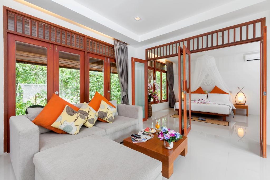 Khu vực ghế ngồi tại L'esprit De Naiyang Beach Resort - SHA Extra Plus