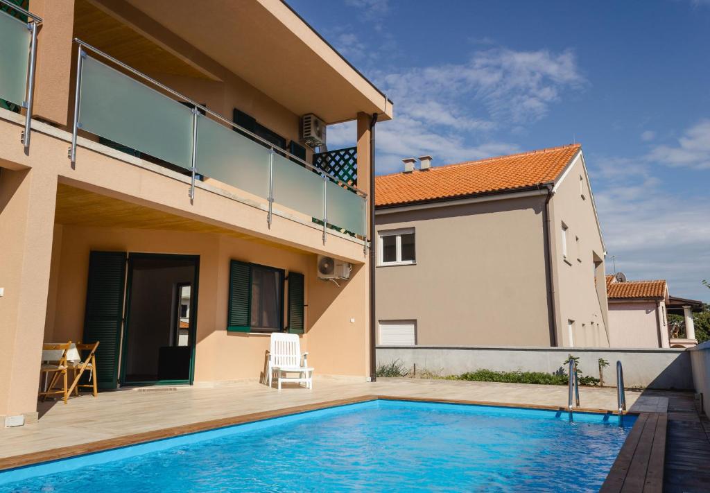 una piscina en el patio trasero de una casa en Apartments Dujic, en Tribunj