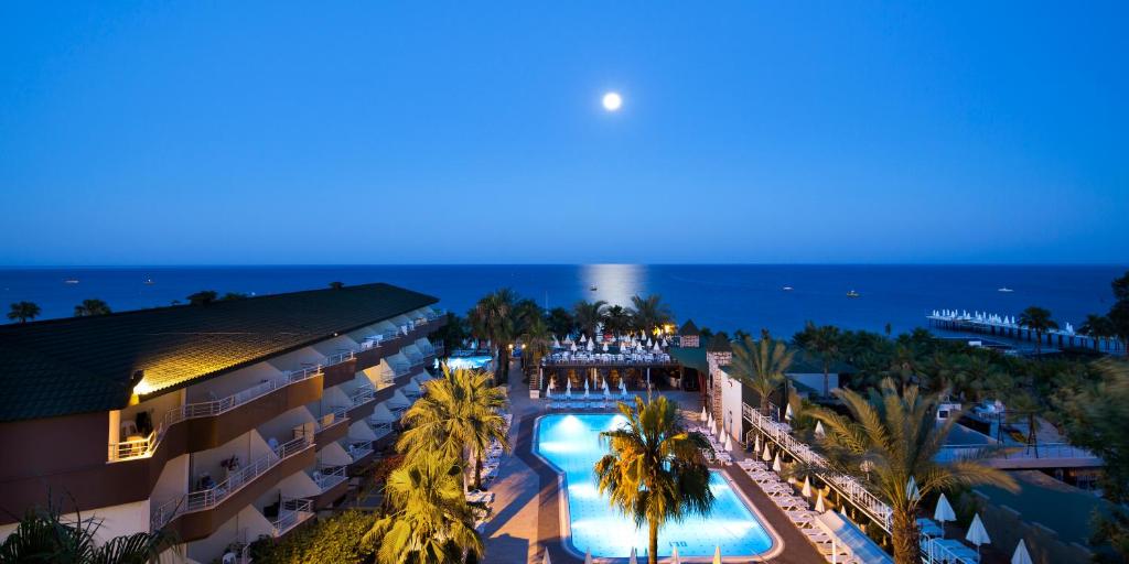 uma vista aérea de um resort com uma piscina em Galeri Resort Hotel - Ultra All Inclusive em Okurcalar