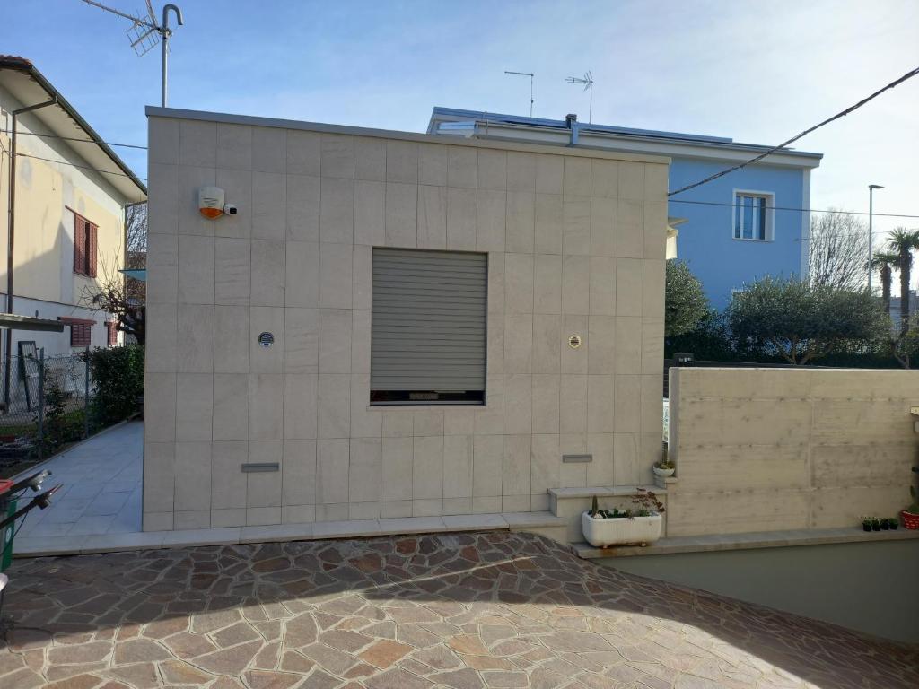ein Gebäude mit einem Seitenfenster in der Unterkunft La casetta di Gio' in Porto Recanati