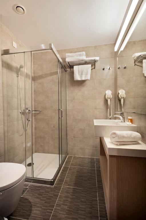 Koupelna v ubytování Kriti Hotel