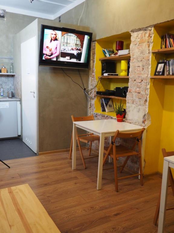 Televízia a/alebo spoločenská miestnosť v ubytovaní New World St Hostel and Private Room