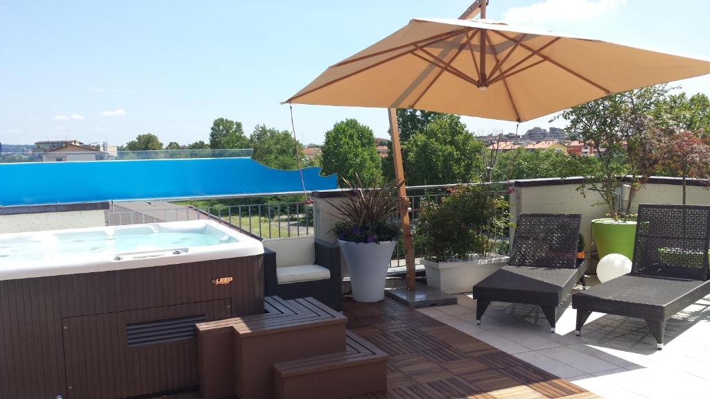 Bazén v ubytovaní La Grotta Hotel alebo v jeho blízkosti