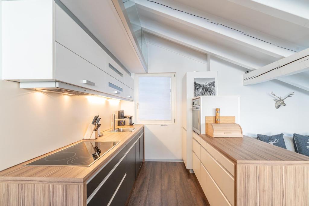 Kuchyň nebo kuchyňský kout v ubytování Haus La Rocca by Zermatt Premium Apartments
