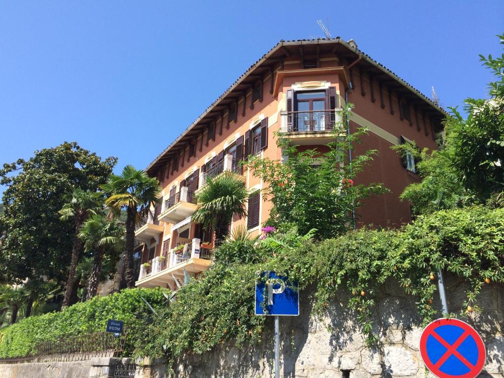 un edificio junto a una pared con una señal en Bed & Breakfast Borka, en Opatija