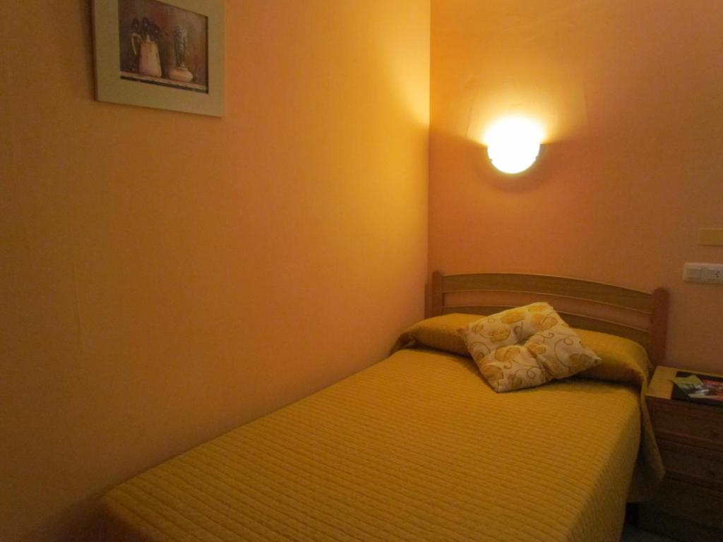 Cama o camas de una habitación en Hostal Las Rumbas