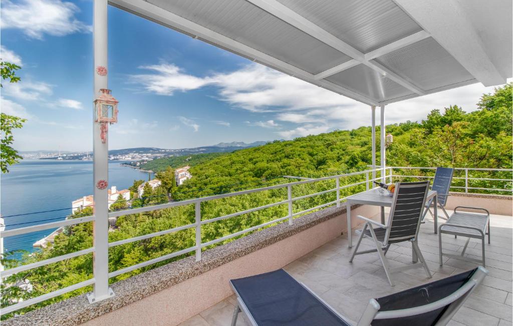 balcone con tavolo, sedie e vista sull'acqua di Nice Apartment In Kraljevica With Kitchen a Kraljevica (Porto Re)