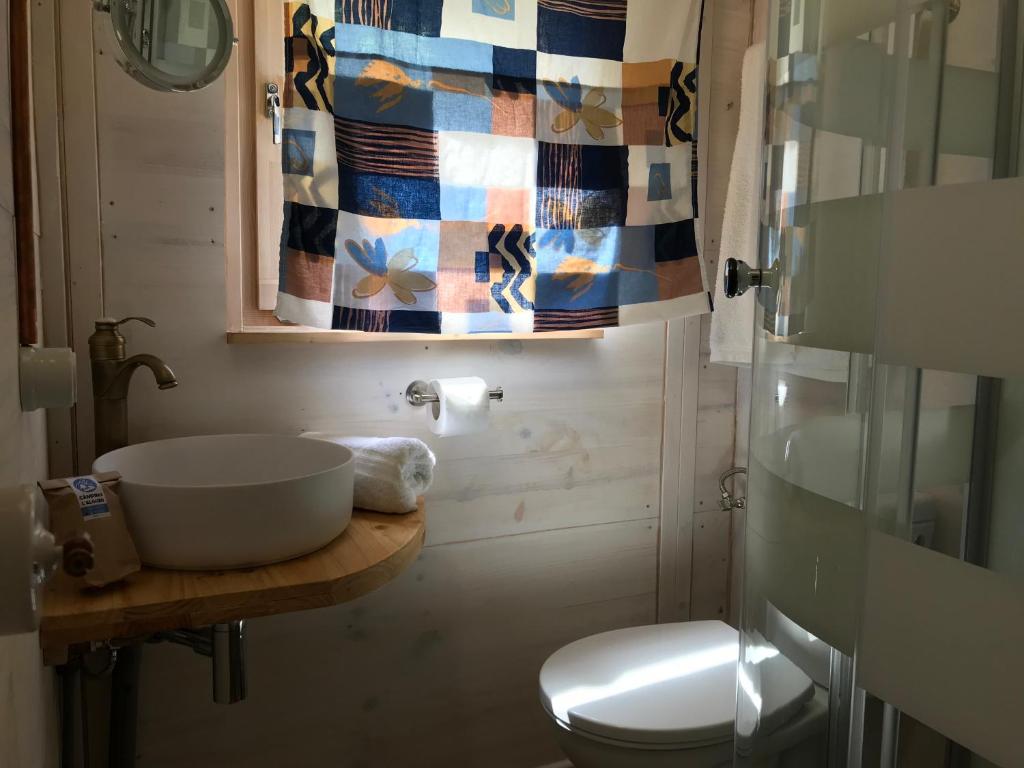 A bathroom at Càmping l'Alguer