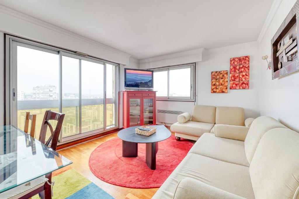 un salon avec un canapé et une table dans l'établissement Panoramic view of Paris, à Paris