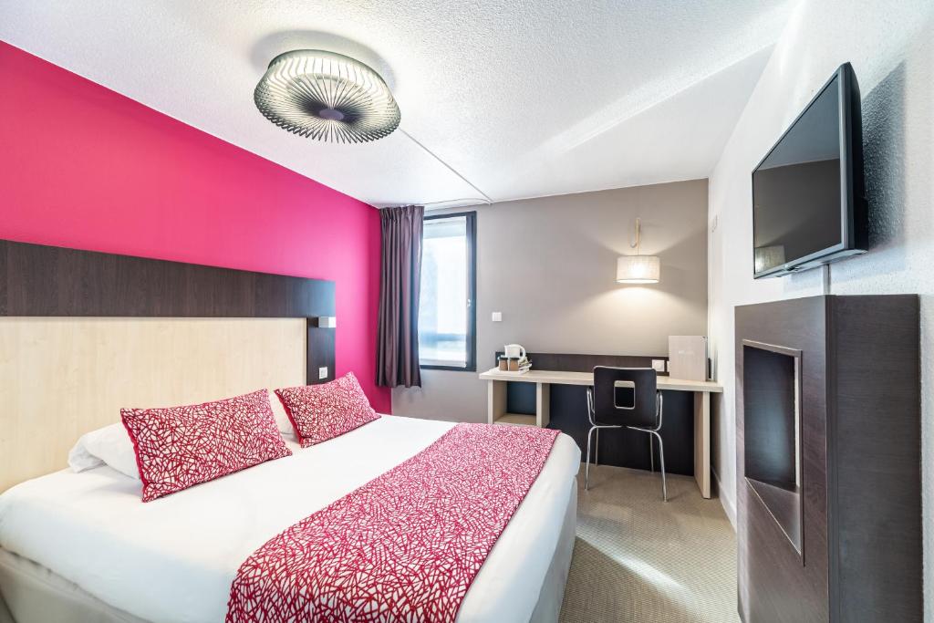Giường trong phòng chung tại KYRIAD ROUEN NORD - Mont Saint Aignan