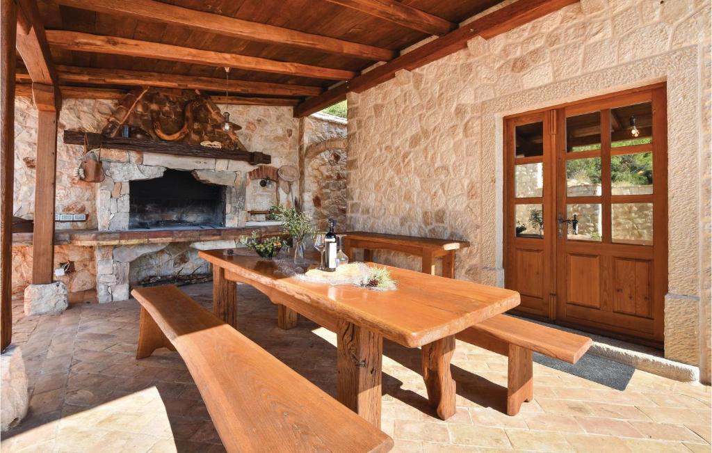 Posedenie v ubytovaní Holiday Home Zastrazisce With Fireplace 03