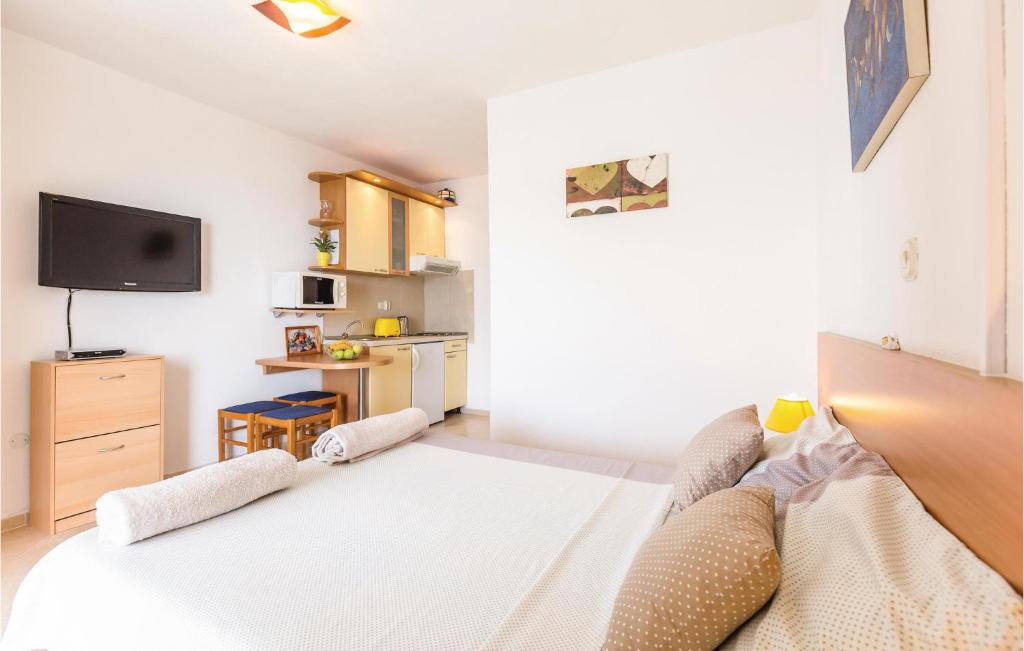 Televízia a/alebo spoločenská miestnosť v ubytovaní Apartment Brela With Sea View I