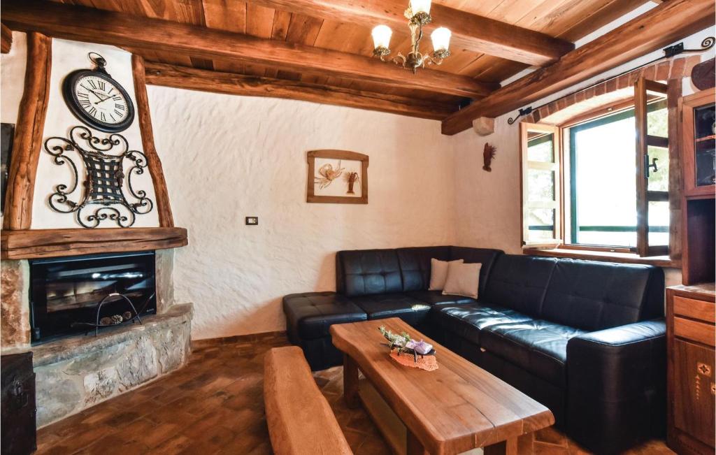 Posedenie v ubytovaní Holiday Home Zastrazisce With Fireplace 03