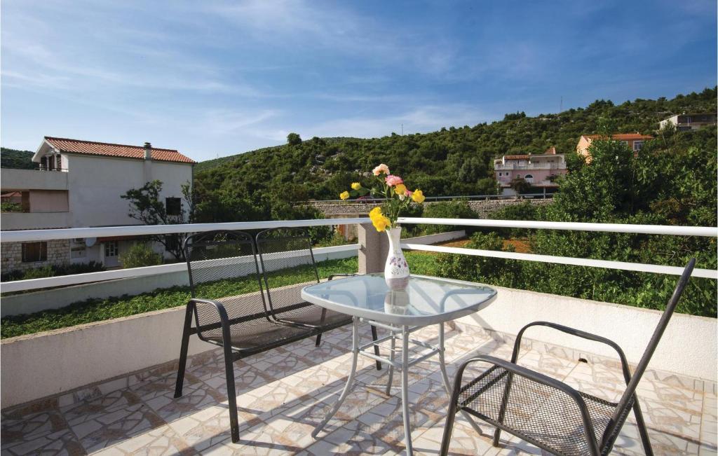 Balkoni atau teres di Beautiful Apartment In Poljica With Wifi