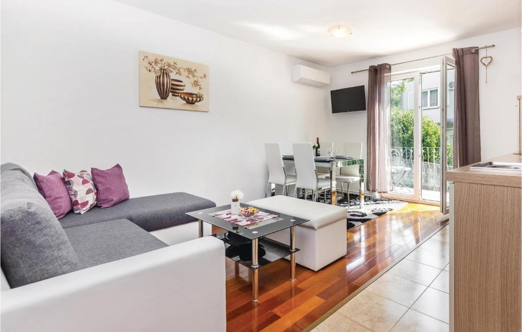 2 Bedroom Cozy Apartment In Crikvenica