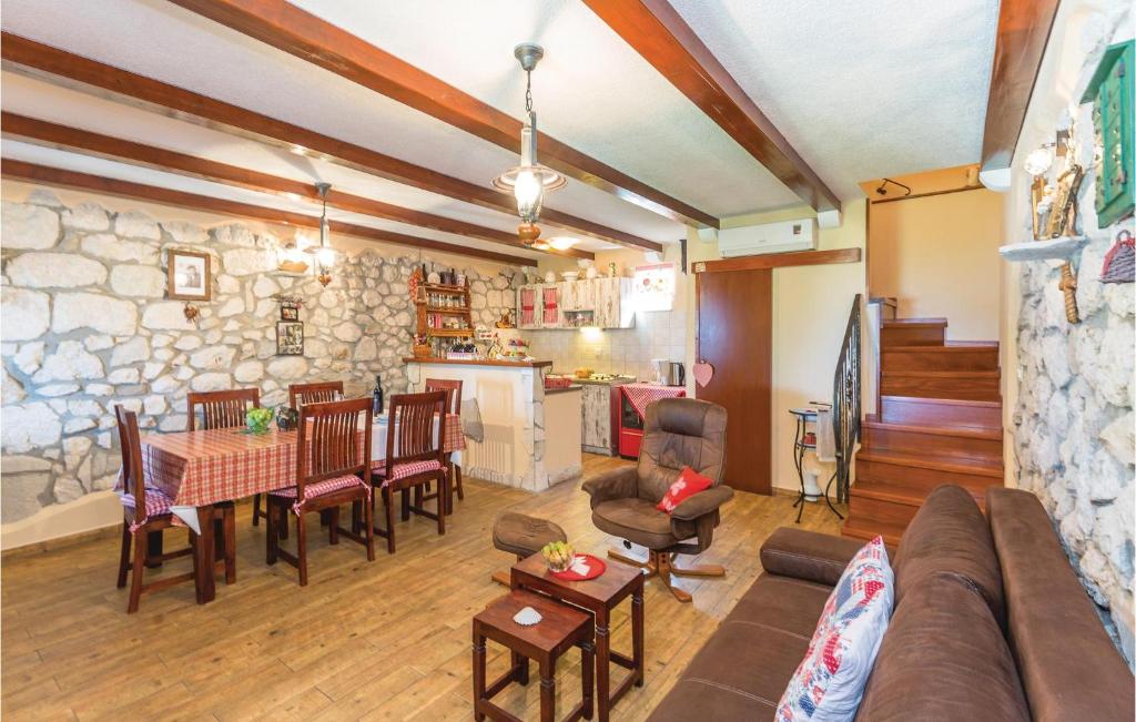 - un salon avec un canapé et une table dans l'établissement Amazing Home In Gornji Tucepi With Wifi, à Tučepi