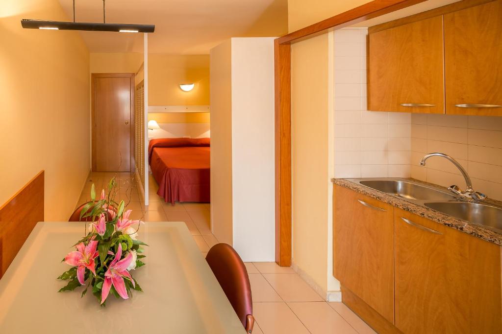 Aparthotel Bertrán - Resim 15