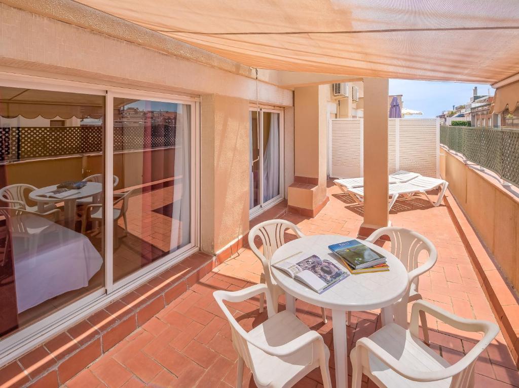 A balcony or terrace at Aparthotel Bertrán
