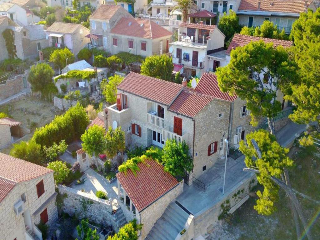 una vista aérea de una ciudad con casas en Apartments Račić, en Bol
