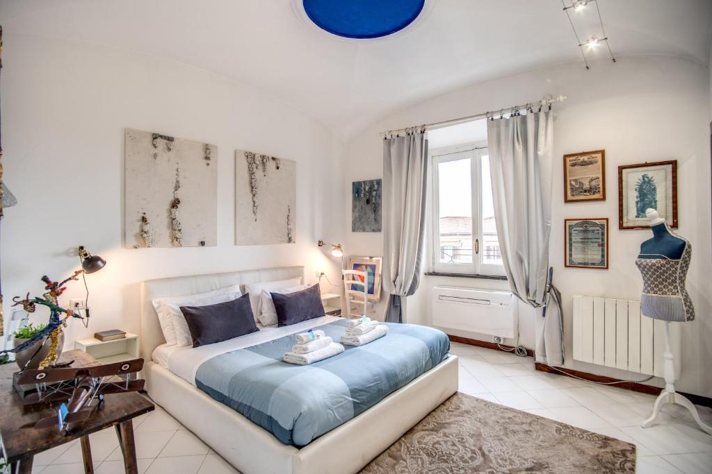 - une chambre avec un grand lit et une fenêtre dans l'établissement TRASTEVERE - Stylish Good Vibes Apartment, à Rome