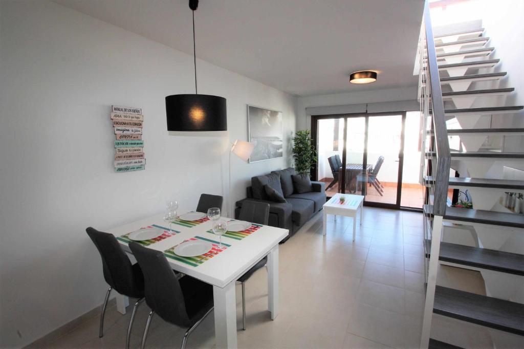 Palmera apartamento con balcón azotea y piscina comunitaria ...