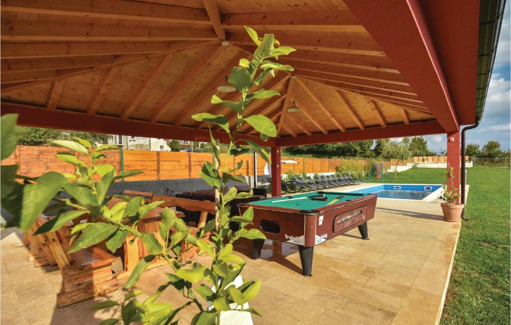 Stolní tenis v ubytování Lovely Home In Rumin With Kitchen nebo okolí