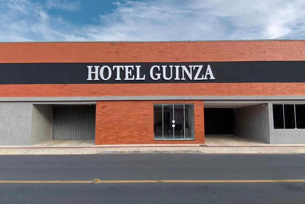 巴拉奈里奧－坎布里烏的住宿－GUINZA，大楼一侧的酒店礼堂标志