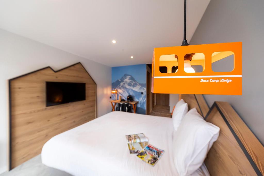 Postel nebo postele na pokoji v ubytování Hotel Base Camp Lodge - Les 2 Alpes