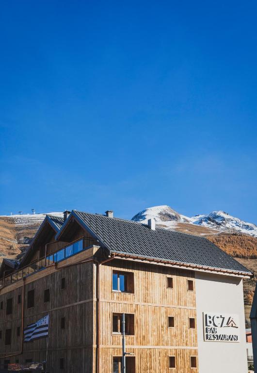Nespecifikovaný výhled na hory nebo výhled na hory při pohledu z hotelu