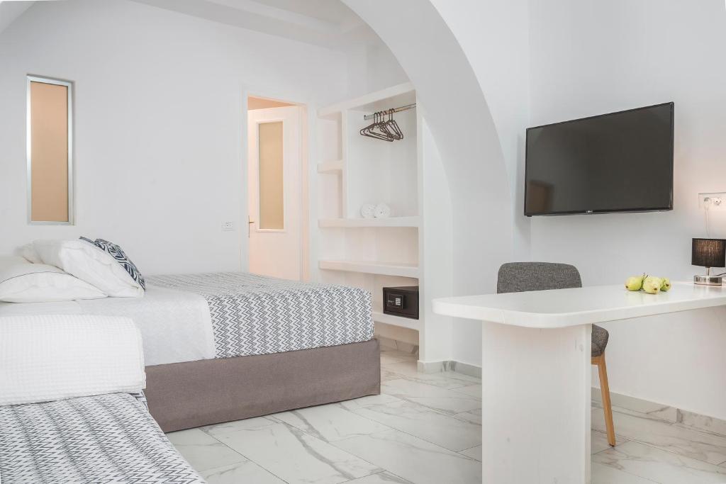 TV a/nebo společenská místnost v ubytování Kostantis Town Suites