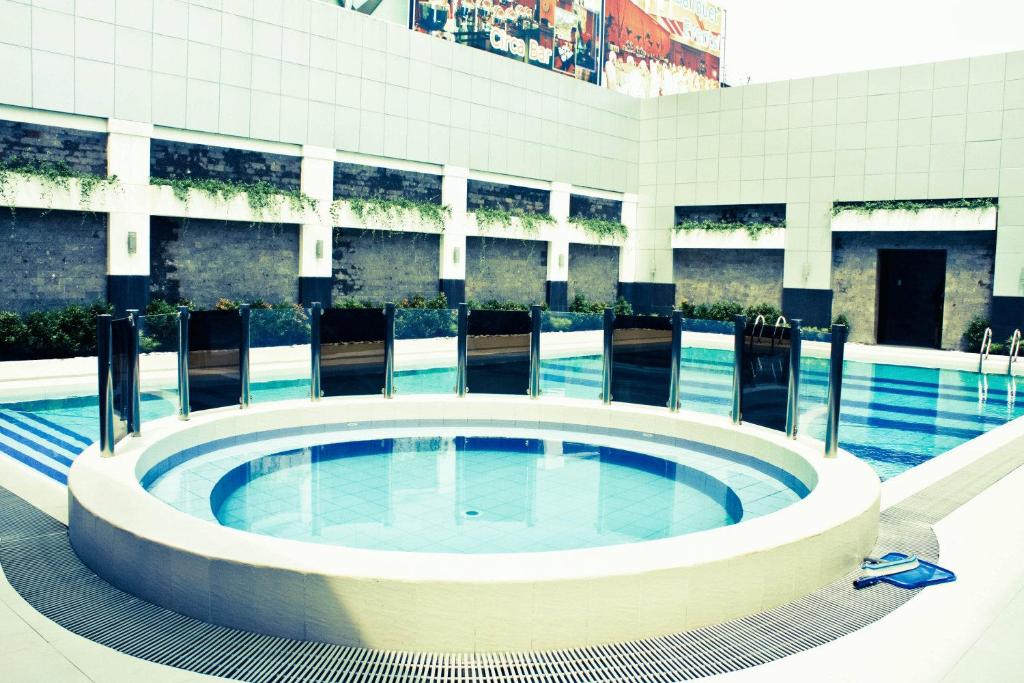 Bazén v ubytování Manila Grand Opera Hotel nebo v jeho okolí