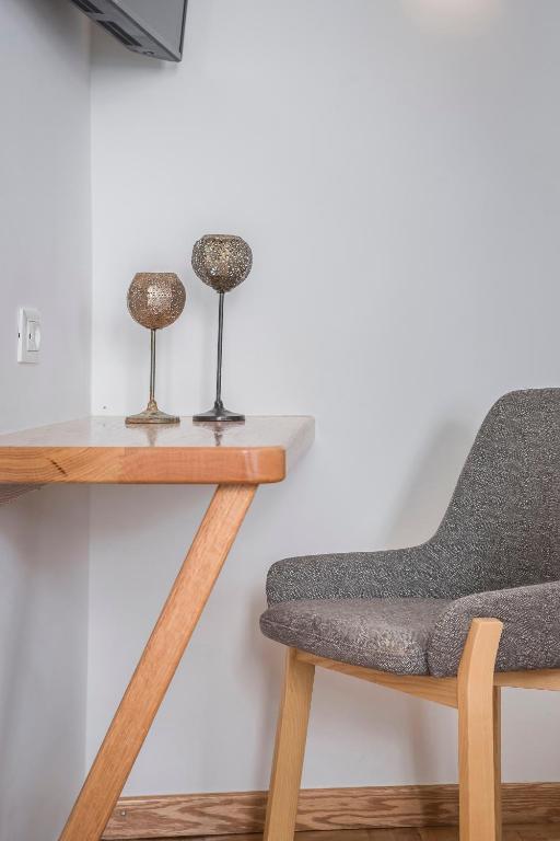 TV a/nebo společenská místnost v ubytování Kostantis Town Suites