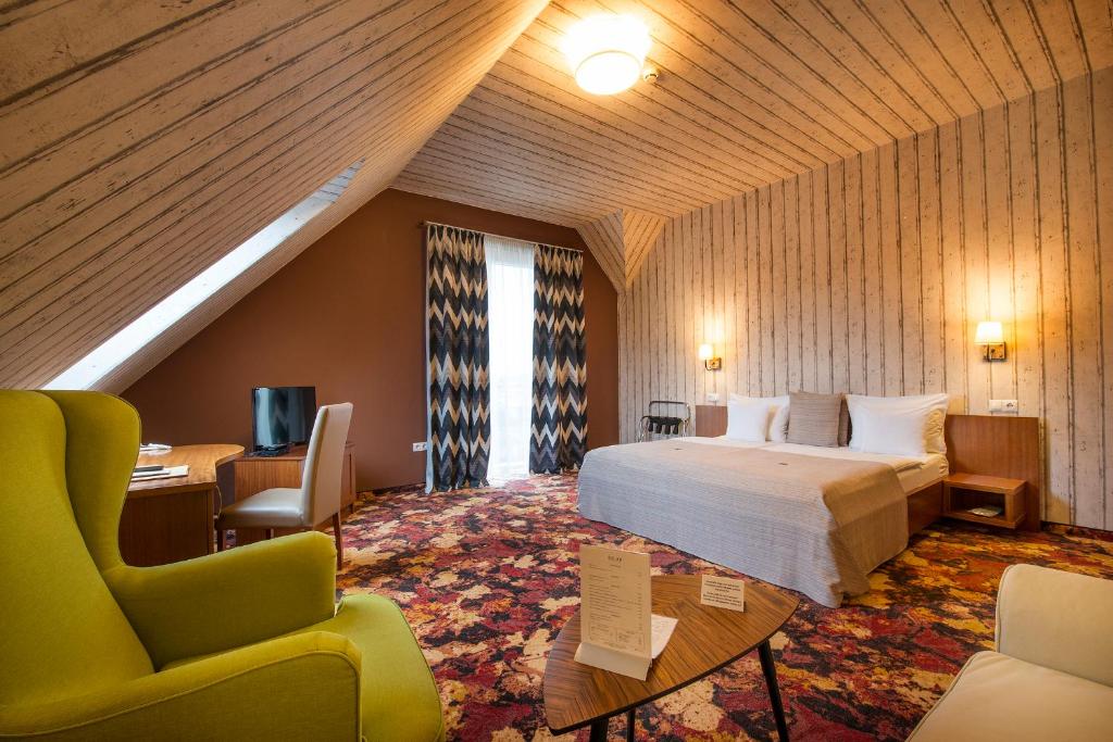 Televízia a/alebo spoločenská miestnosť v ubytovaní Hotel Lajta Park