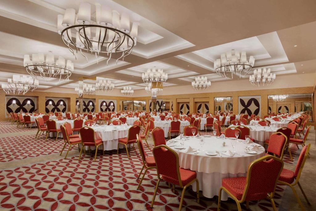 Restaurace v ubytování Ramada Plaza by Wyndham Rize