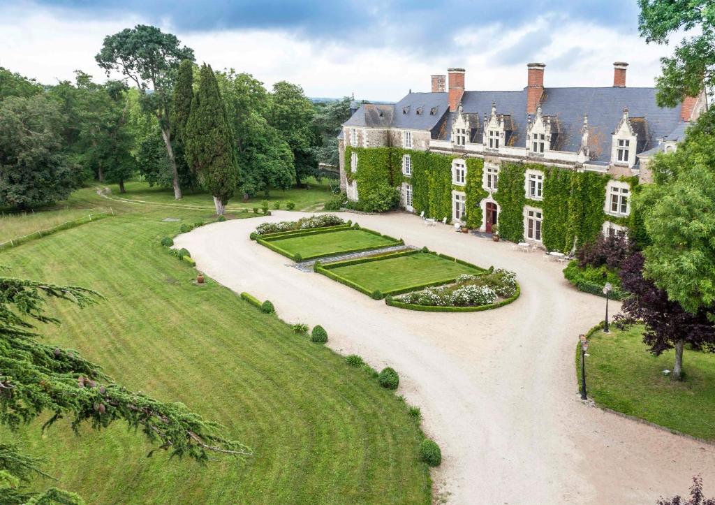 eine Luftansicht eines Herrenhauses mit Garten in der Unterkunft Château de l'Epinay in Saint-Georges-sur-Loire