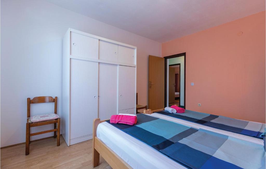 Postel nebo postele na pokoji v ubytování Stunning Apartment In Rovinjsko Selo