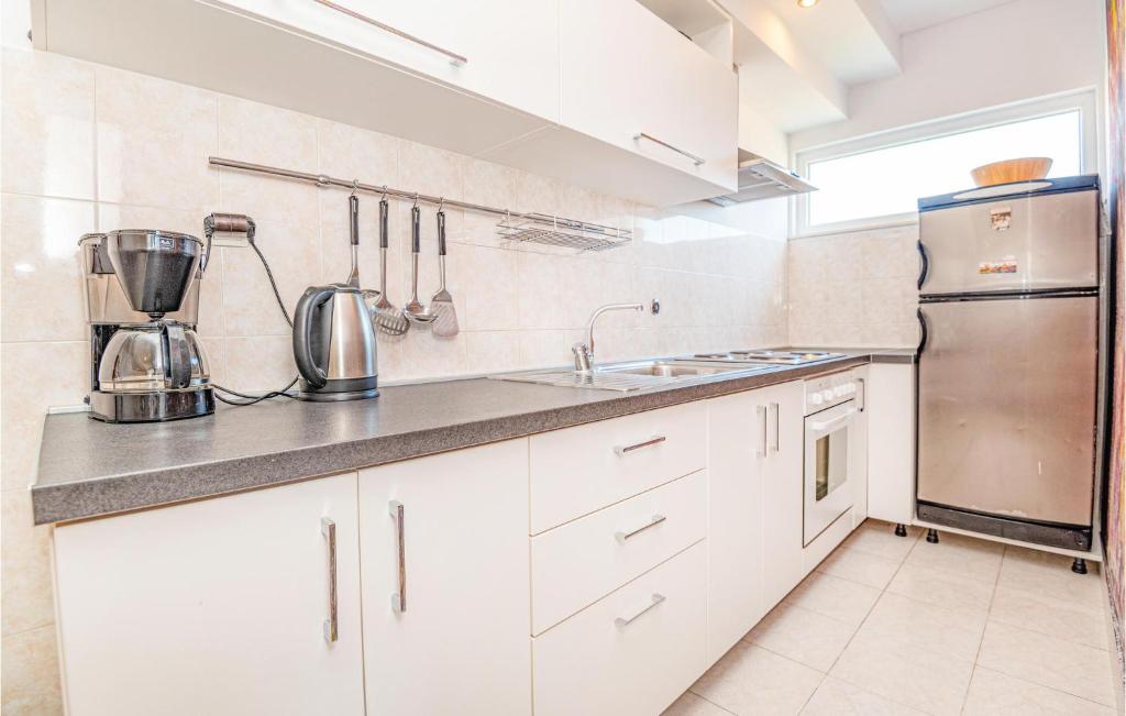 Kuchyňa alebo kuchynka v ubytovaní Two-Bedroom Apartment Vodice With Sea View 06
