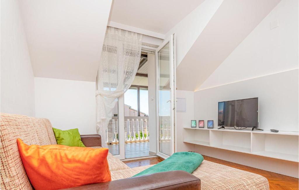 Televízia a/alebo spoločenská miestnosť v ubytovaní Two-Bedroom Apartment Vodice With Sea View 06