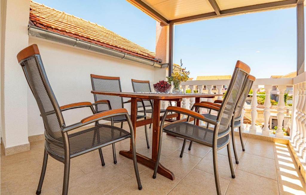 Balkón alebo terasa v ubytovaní Two-Bedroom Apartment Vodice With Sea View 06