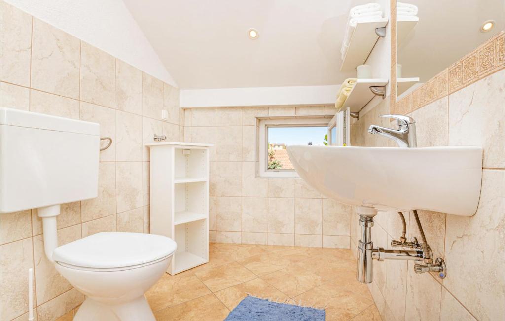 Kúpeľňa v ubytovaní Two-Bedroom Apartment Vodice With Sea View 06
